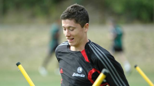 PG模拟器在线试玩-那个把莱万挤到第3级联赛的人 被酒精毁掉了青春…