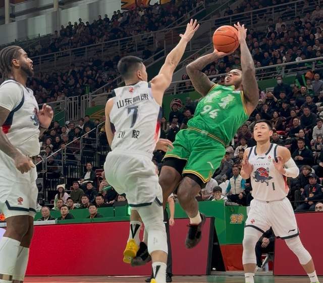 PG模拟器在线试玩-辽篮第一混子外援出现！场均仅5分还不被裁，杨鸣被障眼法欺骗了