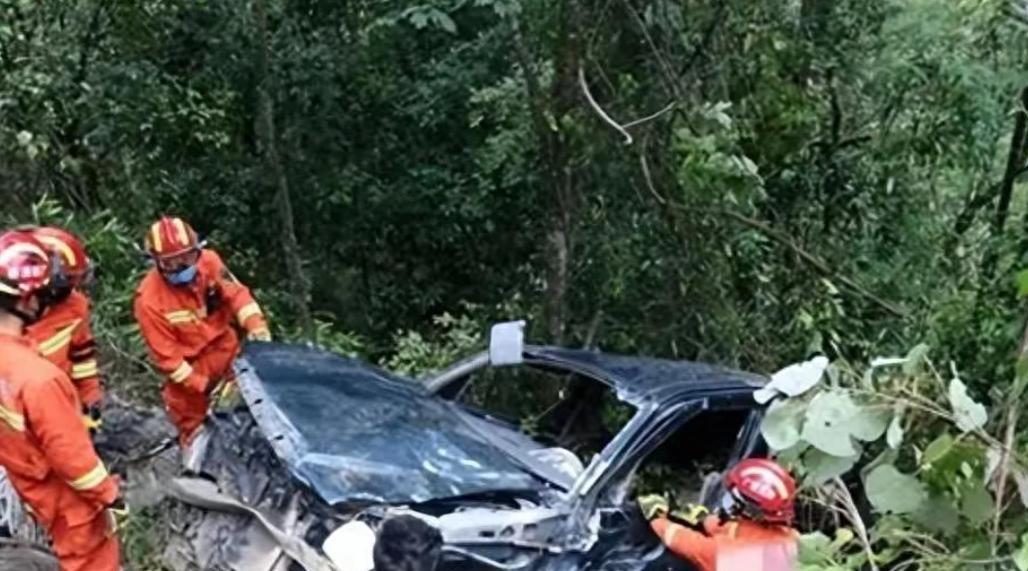 扫墓发生惨案!2人当场死亡,现场惨不忍睹,原因曝光,网友炸锅