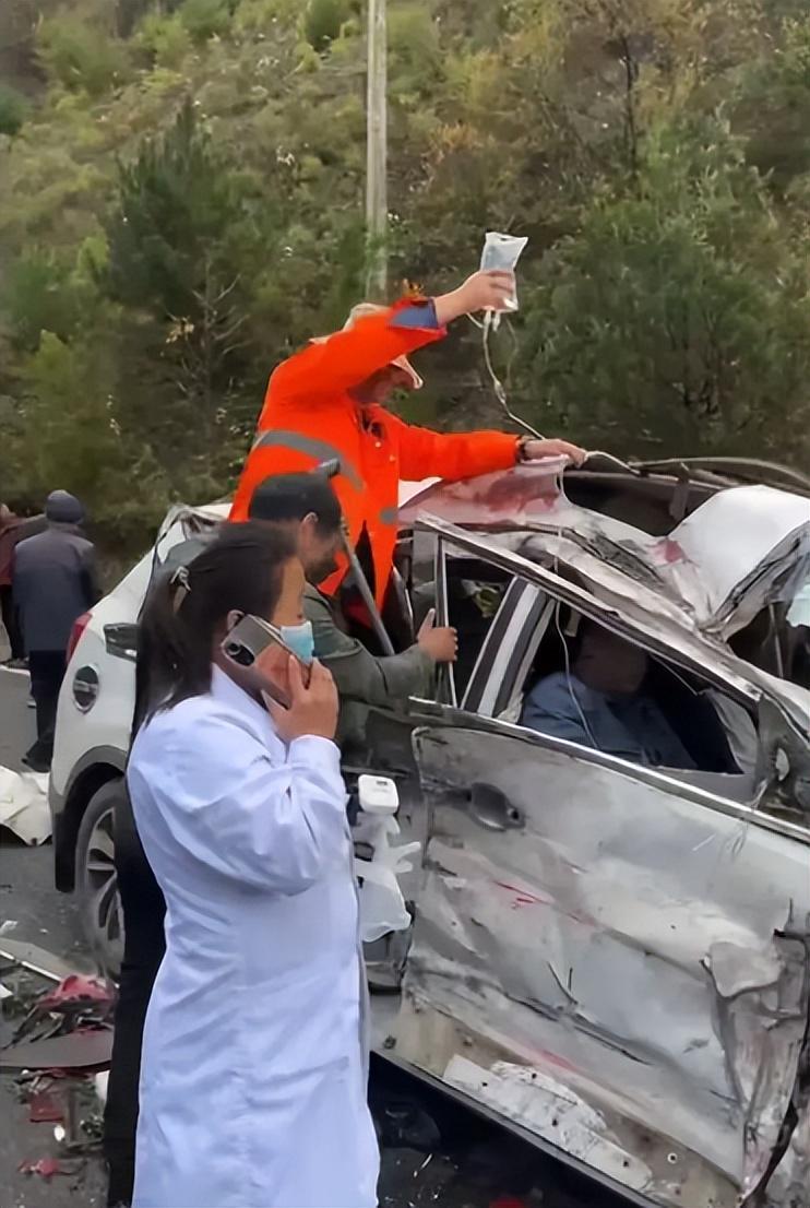 扫墓发生惨案!2人当场死亡,现场惨不忍睹,原因曝光,网友炸锅
